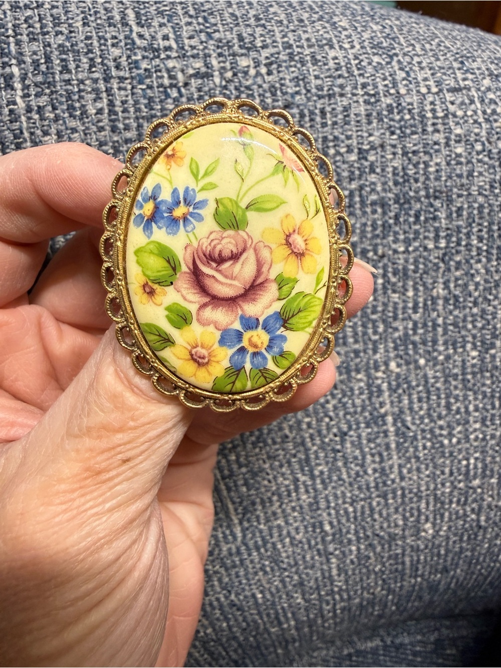 Vintage Floral Rose Brooch Gold Tone Ornate Filigree Porcelain Cabochon Pin